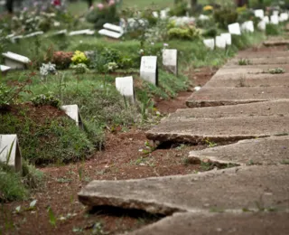 Vídeo: Adolescentes retiram corpo de túmulo e fazem piada em cemitério
