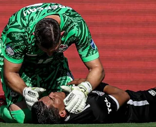 Vídeo: Bandeirinha desmaia em jogo da Copa América e é socorrido