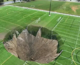 Vídeo: Cratera gigante se abre em campo de futebol nos EUA