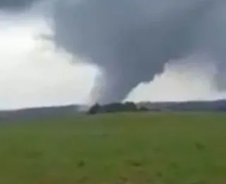 Vídeo: Em meio às enchentes, tornado atinge cidade no RS