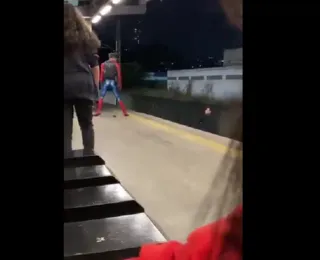 Vídeo: Homem agride 'Homem-Aranha' e é jogado nos trilhos de metrô