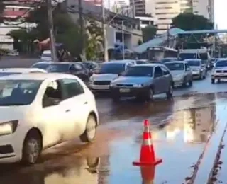 Vídeo: buraco complica trânsito na Av. Tancredo Neves, em Salvador