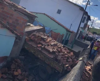 Vídeo: caminhão caçamba perde controle e invade residência na Bahia