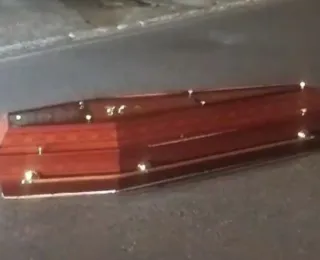 Vídeo: caixão cai de de carro funerário e vira atração em Camaçari