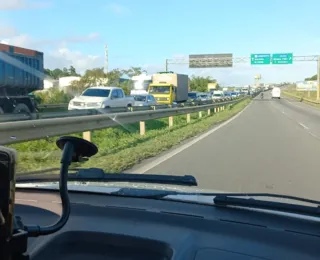 Vídeo: caminhão tomba na 'Via Parafuso' e deixa trânsito lento