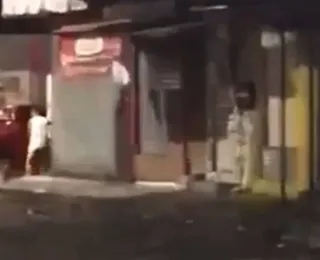 Vídeo: casal é flagrado fazendo sexo no meio da rua em Paripe