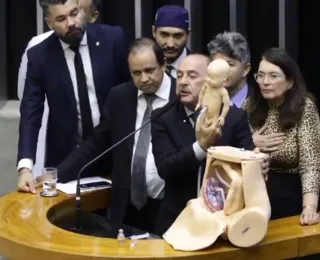 Vídeo: deputado simula aborto em sessão da Câmara