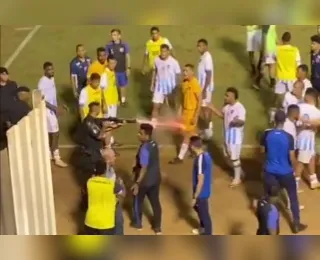 Vídeo: goleiro é baleado por PM durante partida de futebol