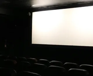 Vídeo: homens discutem e trocam socos dentro de cinema