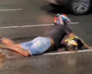 Vídeo: motociclista cai em cratera na Avenida Paralela