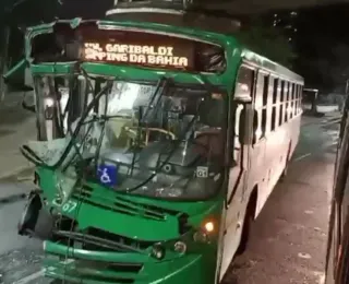 Cenário de destruição: ônibus colidem na Avenida Tancredo Neves; vídeo