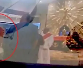 Vídeo: padre morde braço de fiel durante briga em missa