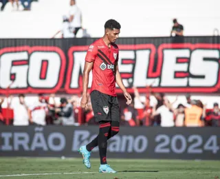 Vídeo: zagueiro do Atlético-GO foi expulso de maneira inusitada contra o Bahia