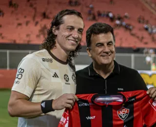 Vitória homenageia David Luiz em retorno do 'cria da toca' ao Barradão