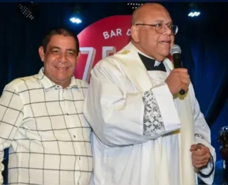 Zeca Pagodinho inaugura bar com seu nome e leva padre para benzer