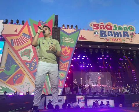 Com hits diversos, Vitor Fernandes contagia público no SJ no Parque