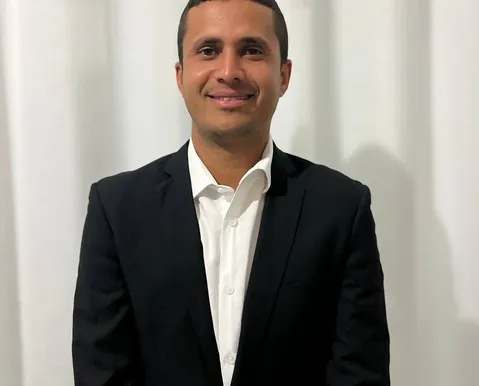 Prefeito de Serra do Ramalho é obrigado a tirar posts de autopromoção