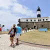 Adolescente que roubava correntes é detido pela PM no Farol da Barra - Imagem