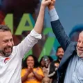 Artista canta hino 'neutro' em ato de Boulos; campanha culpa produção imagem