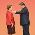 Dilma recebe medalha de presidente chinês Xi Jinping imagem