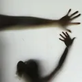 Esposa de foragido por abusar das filhas já tinha medida protetiva imagem