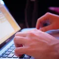 Golpes em sites falsos disparam com aumento das compras online imagem