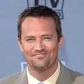 Médico se declara culpado por overdose que matou Matthew Perry imagem