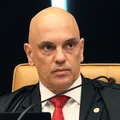Moraes arquiva pedido de apreensão do passaporte de Eduardo Bolsonaro imagem