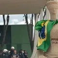 Mulher que pichou ‘Perdeu, Mané’ na estátua da Justiça vira ré imagem