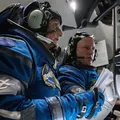 Nasa decide como trazer de volta dois astronautas presos em estação imagem