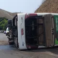 Ônibus com time de futebol americano tomba no RJ e três morrem imagem