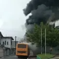 Ônibus pega fogo em Pojuca, na Bahia; veja vídeo imagem