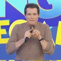VÍDEO: Idosa pega em parte íntima de Celso Portiolli ao vivo no SBT imagem