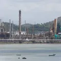"Visa apenas o lucro”, dispara economista sobre Acelen na Bahia imagem