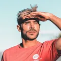 Zac Efron sofre acidente em piscina e estado de saúde vem à tona imagem
