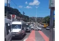 Acidente entre carros e carreta deixa trânsito lento na Av. Suburbana