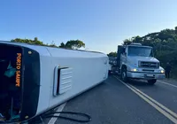 Acidente grave entre micro-ônibus e coletivo deixa feridos em zona turística