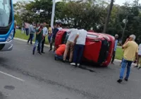 Acidente na Paralela deixa uma pessoa ferida e trânsito travado