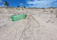 Acúmulo de microplásticos gera cenário alarmante no litoral brasileiro