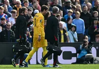 Alisson se lesiona em jogo do Liverpool e deve ser nova baixa na seleção