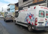 Ambulância usada como carro de fuga é deixada em rua de Salvador