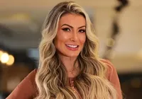 Andressa Urach paga fortuna em mega hair com fios de ouro