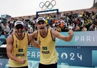 Aos pés da Torre Eiffel, André e George vencem no vôlei de praia