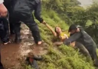 Após fazer selfie, mulher cai de altura de 18m em desfiladeiro; vídeo