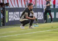 Árbitro revela motivo da expulsão de Thiago Carpini no clássico Ba-Vi