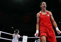 Argelina envolvida em polêmica de gênero garante 1ª medalha do país