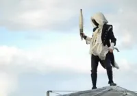 Assassin's Creed? entenda mascarado na Cerimônia de Abertura