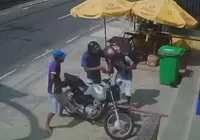 Assista: motoboy reage a assalto e troca socos com bandidos em Itapuã