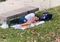 Atleta dorme no gramado para fugir do calor em quarto da Vila Olímpica