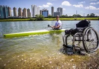 Atleta paralímpico, Fernando Fernandes nada com sucuri gigante; veja